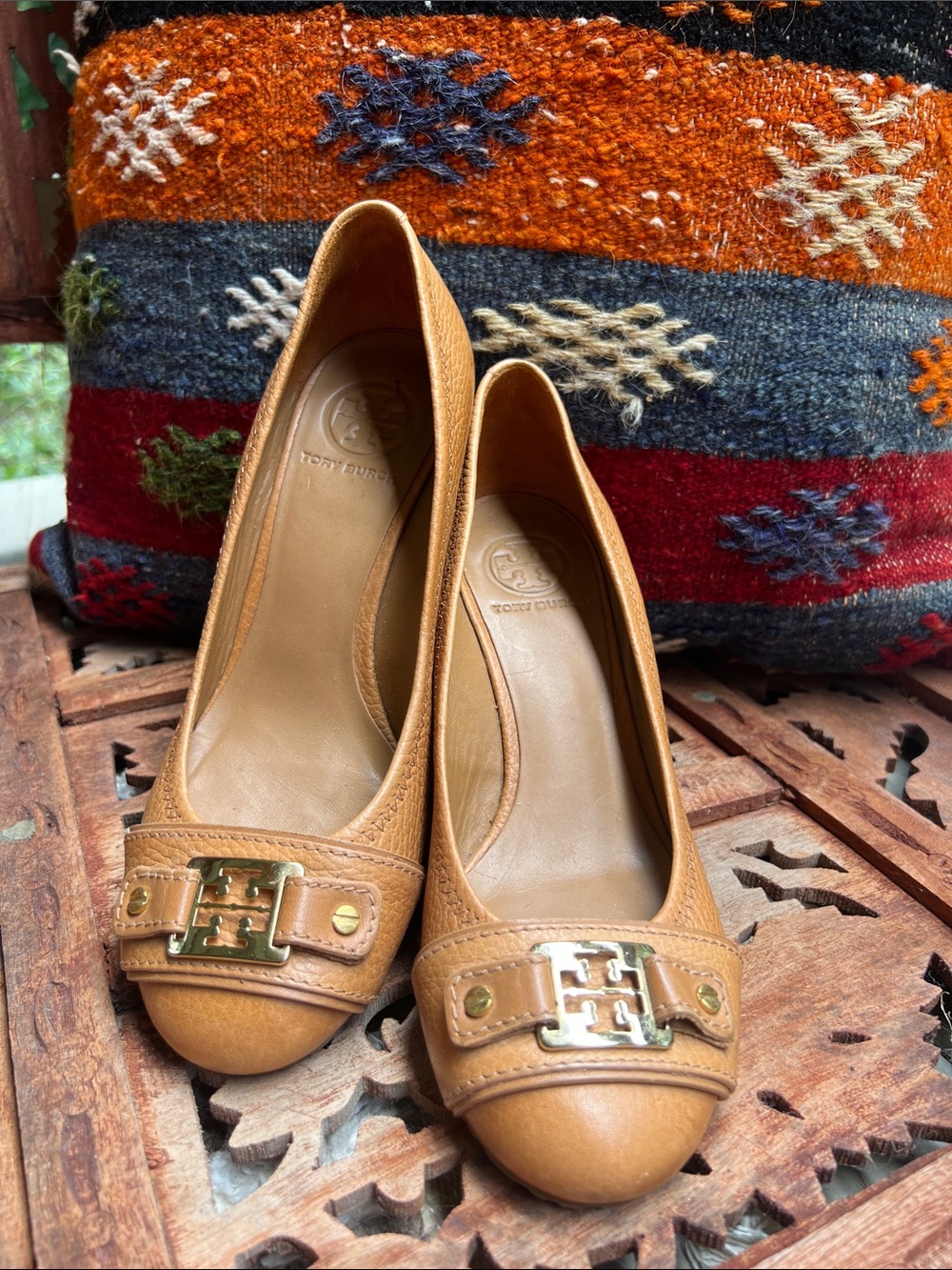 NWOB! Tory Burch Tan Leather wedges with Gold Emblem